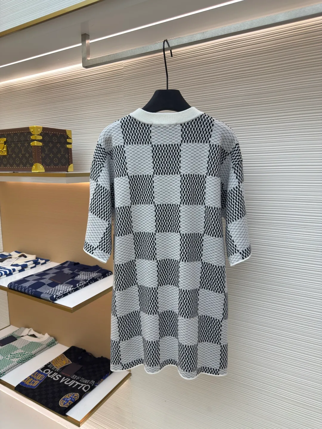 LOUIS VUITTON checkerboard woolen short sleeves ●Authentic product: Purchased and developed by 9850 ●Item number: 1680124-A35 ●Fabric: combed cotton yarn ●Technology: Woolen ●Version: Fitted version ●Size: XS-S-M-L ●Description: 100% fully combed cotton yarn is used, and the fabric pieces are woven using a Stoll 14-needle ultra-fine machine imported from Germany worth 47W. It is woven at a parallel and even speed with reference to the original single-sided partial net bottom hanging wool structure. Each piece takes 270 minutes to weave. During weaving, 16 sand spits are used to alternately knit back and forth. The number of knitting rows on a single piece of front clothing is as high as 6352. The newly woven garment has a lot of knots. It requires pure manual thread picking and knot head inspection. Only after random inspection can seam picking and washing be carried out. The overall wiring is straight and delicate. The fabric is comfortable and soft, and the color is consistent with no color difference. It can be matched with the same style to create a fashionable look, and can be used in various occasions. Customized accessories, complete with three standards, the same style for men and women!